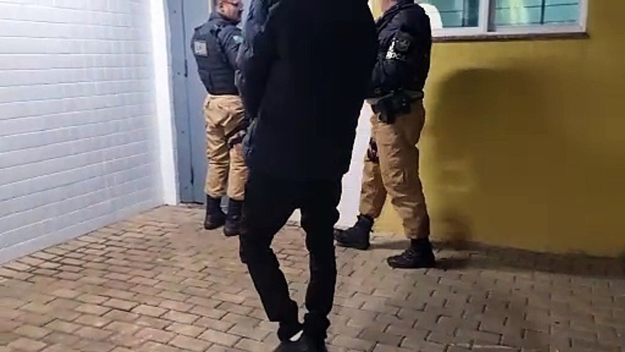 Homem é abordado pela ROCAM e acaba preso na Rua Visconde de Guarapuava