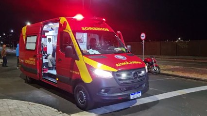 Andando na contramão e sem capacete, motociclista fica ferido ao se envolver em acidente