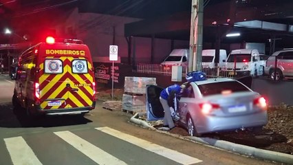Motorista é socorrida pelo Siate após colidir Cruze contra poste elétrico