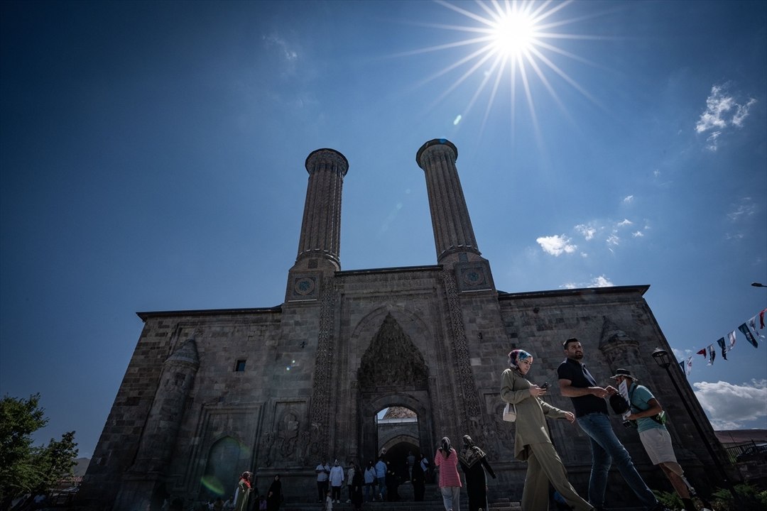 Kadim kentin simgesi: Çifte Minareli Medrese