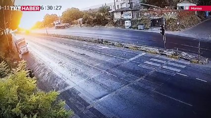 Düğünden dönen araç park halindeki kamyona çarptı: 4 ölü, 3 yaralı