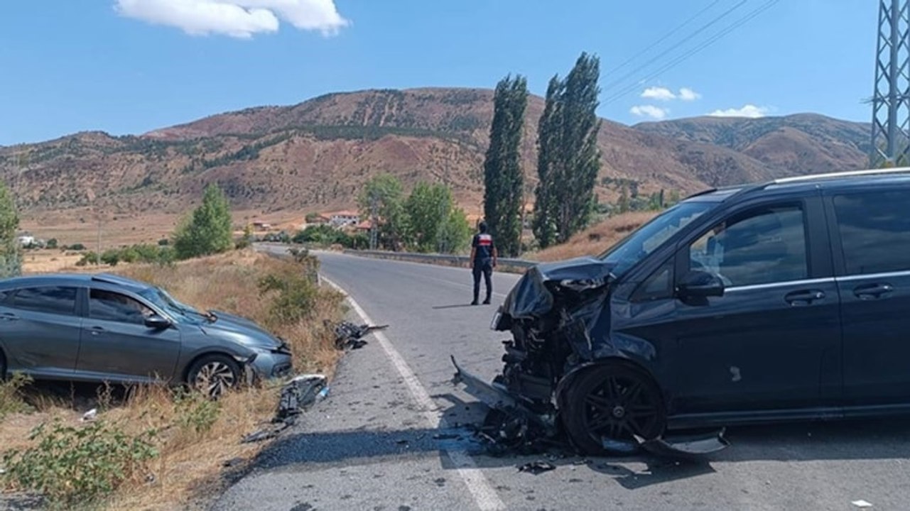 Otomobille minibüsün çarpışması sonucu 9 kişi yaralandı