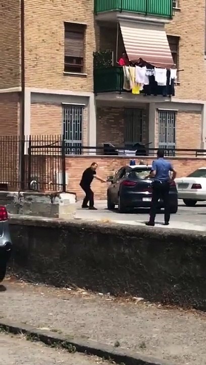 Prende a bastonate e danneggia l’auto dei Carabinieri e poi aggredisce i militari dell’arma