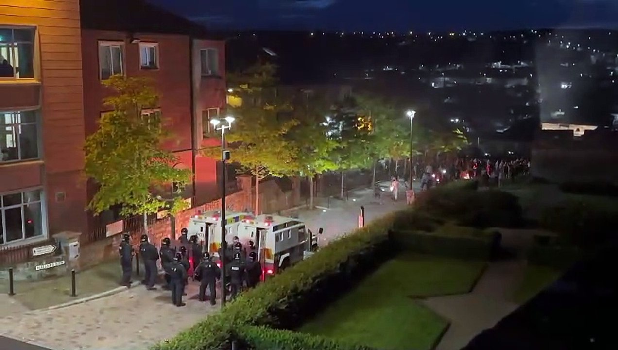 Petrol bombs thrown at police in Derry