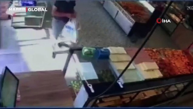 Bu kadar da olmaz dedirten hırsızlık kamerada: Sadaka kutusunu böyle çaldı