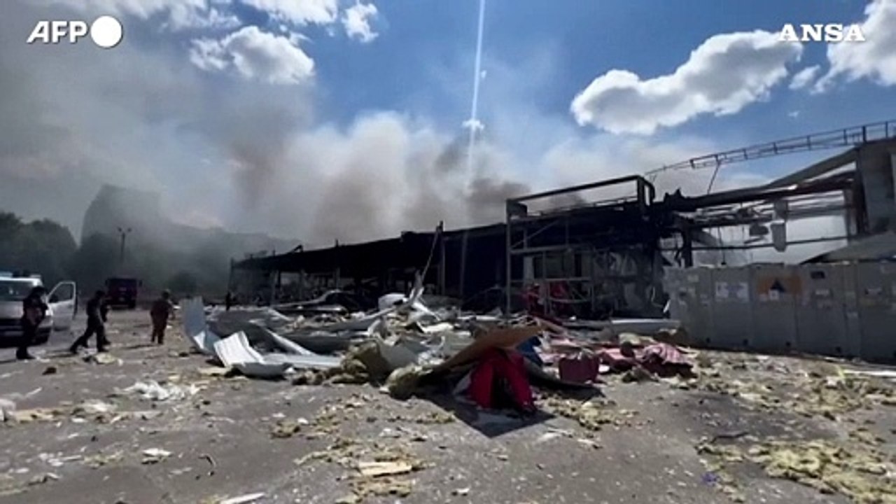 Ucraina, bombe russe su un supermercato nella citta' di Kostyantynivka: morti e feriti
