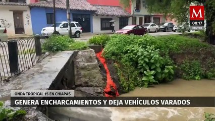 Fuertes lluvias por onda tropical 15 causan encharcamientos y vehículos varados en Chiapas