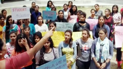 தமிழ்ல இப்படி ஒரு காட்சியா பரவால்லயே. படம் பெரு யாருக்கும் தெரியுமா ?