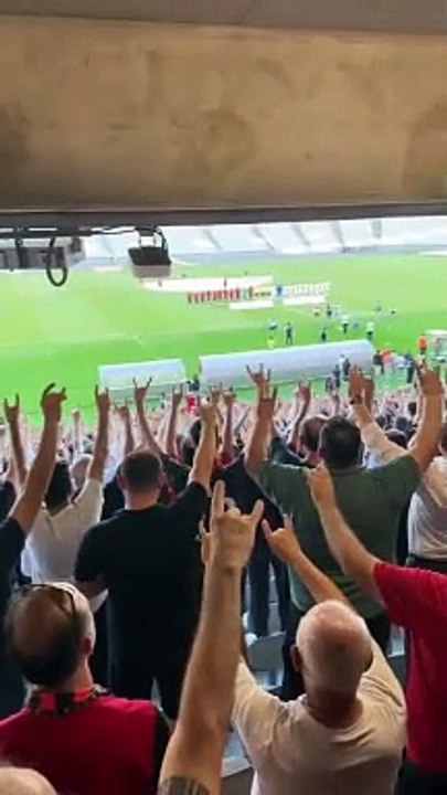 Karagümrük taraftarları, Amedspor karşılaşması öncesinde İstiklal Marşı okunurken bozkurt yaptı