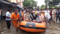 flood in rajasthan: शहर में जलभराव से बाढ़ के हालात, नाव से बाजार पहुंचे संभागीय आयुक्त व पुलिस महानिरीक्षक