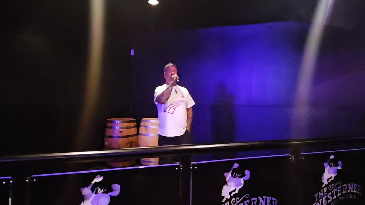 AC/DC - SHOOT TO THRILL (PERFORMED AT THE WESTERNER)