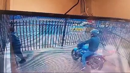 Guardia de seguridad frustra robo de una motocicleta y todo queda en vídeo