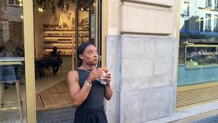 Simone Biles passeia por Paris