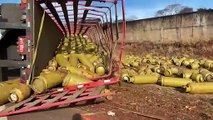 Carreta carregada com botijões de gás tomba na PRc-467, em Cascavel