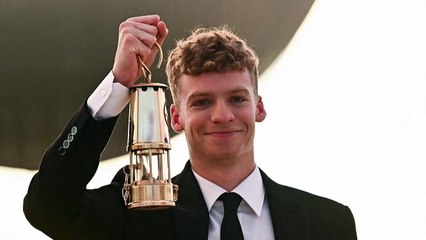 El nadador Léon Marchand apaga el pebetero olímpico en el último día de los Juegos