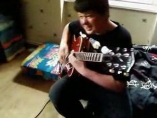 Emile a la guitare chez jess