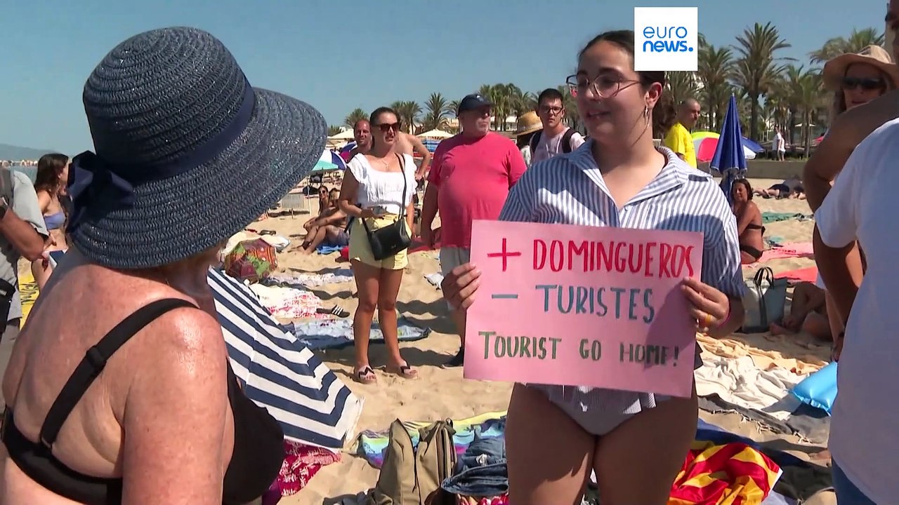 Spagna, un bagno contro il turismo di massa: attivisti in spiaggia a Maiorca