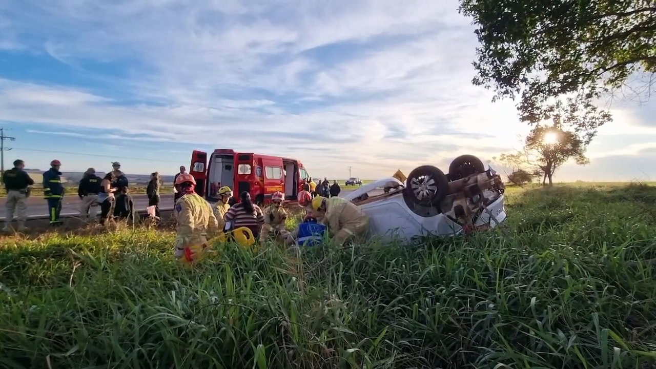 Três mulheres, uma criança e um cachorro são socorridos após HB20 capotar na BR-163, em Cascavel