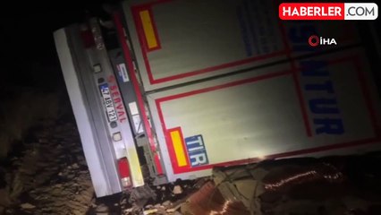 Bakır kablo yüklü tır devrildi: 1 yaralı