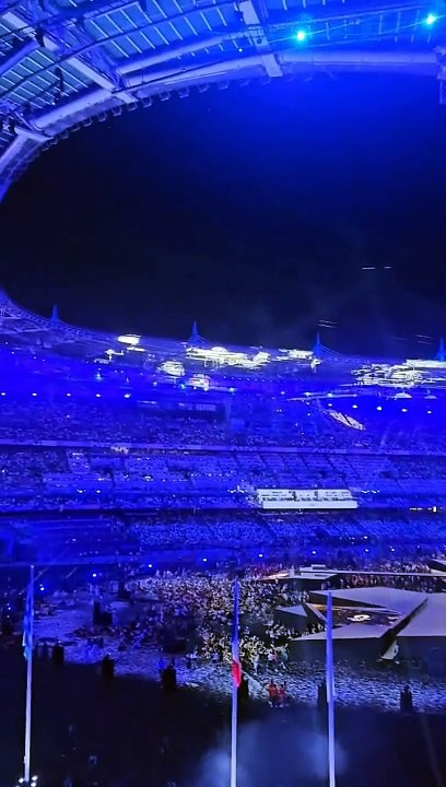 Le Stade de France éclaire le drapeau palestinien pendant le discours de Tony Estanguet lors de Paris 2024