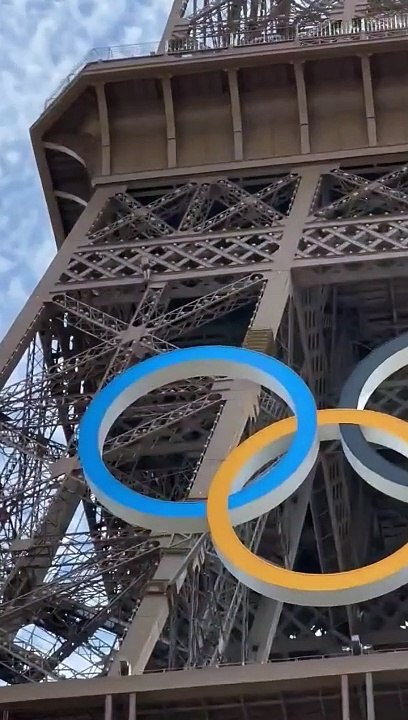 Un homme torse nu escalade la tour Eiffel, le monument évacué