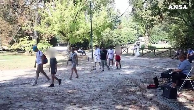 Caldo a Milano, milanesi e turisti in giro nonostante l'alta temperatura