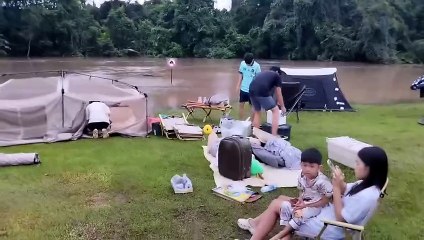 นักท่องเที่ยวหนีตาย น้ำป่าไหลหลากท่วมลานกางเต็นท์ที่ลำตะคอง 🌊