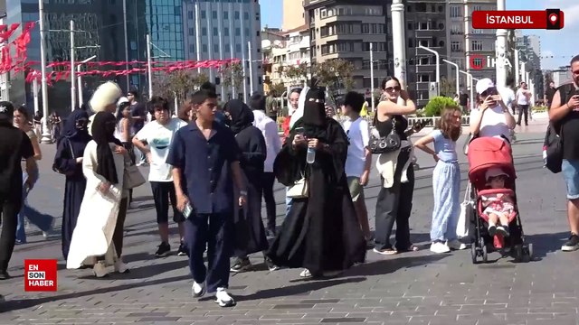 Taksim’de düğün fotoğrafı çektiren Çinli çift ilgi odağı oldu