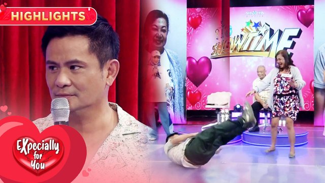 Ogie, nahulog habang nagsasayaw sila ni searcher Weng | It's Showtime | EXpecially For You