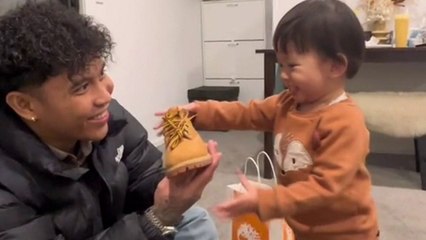 Kleinkind, das Papas Timberland-Stiefel begehrte, wurde mit einem ganz eigenen Paar überrascht