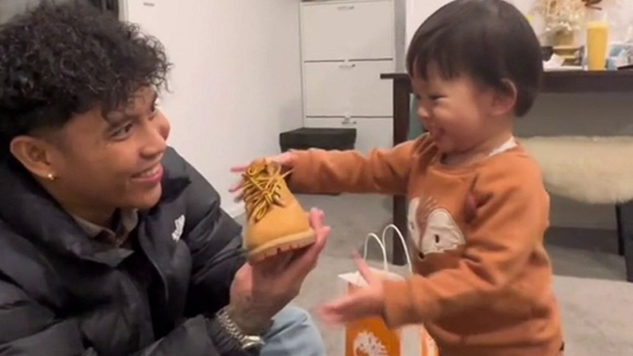 Kleinkind, das papas timberland-stiefel begehrte, wurde mit einem ganz eigenen paar überrascht