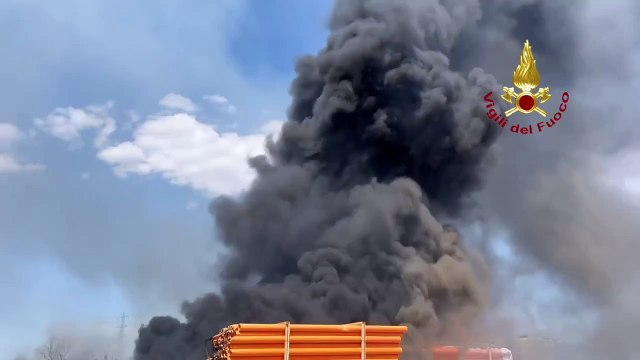 Caivano, incendio in un deposito di materiale edile (12.08.24)