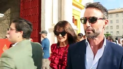En plena polémica, Hiba Abouk muestra su lado más amable y cercano mientras recoge un paquete