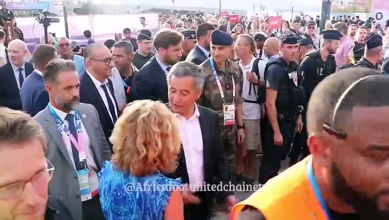 #JO2024  : L'Arrivée du ministre de l'intérieur Gérald Darmanin au stade de France pour la cérémonie de clôture