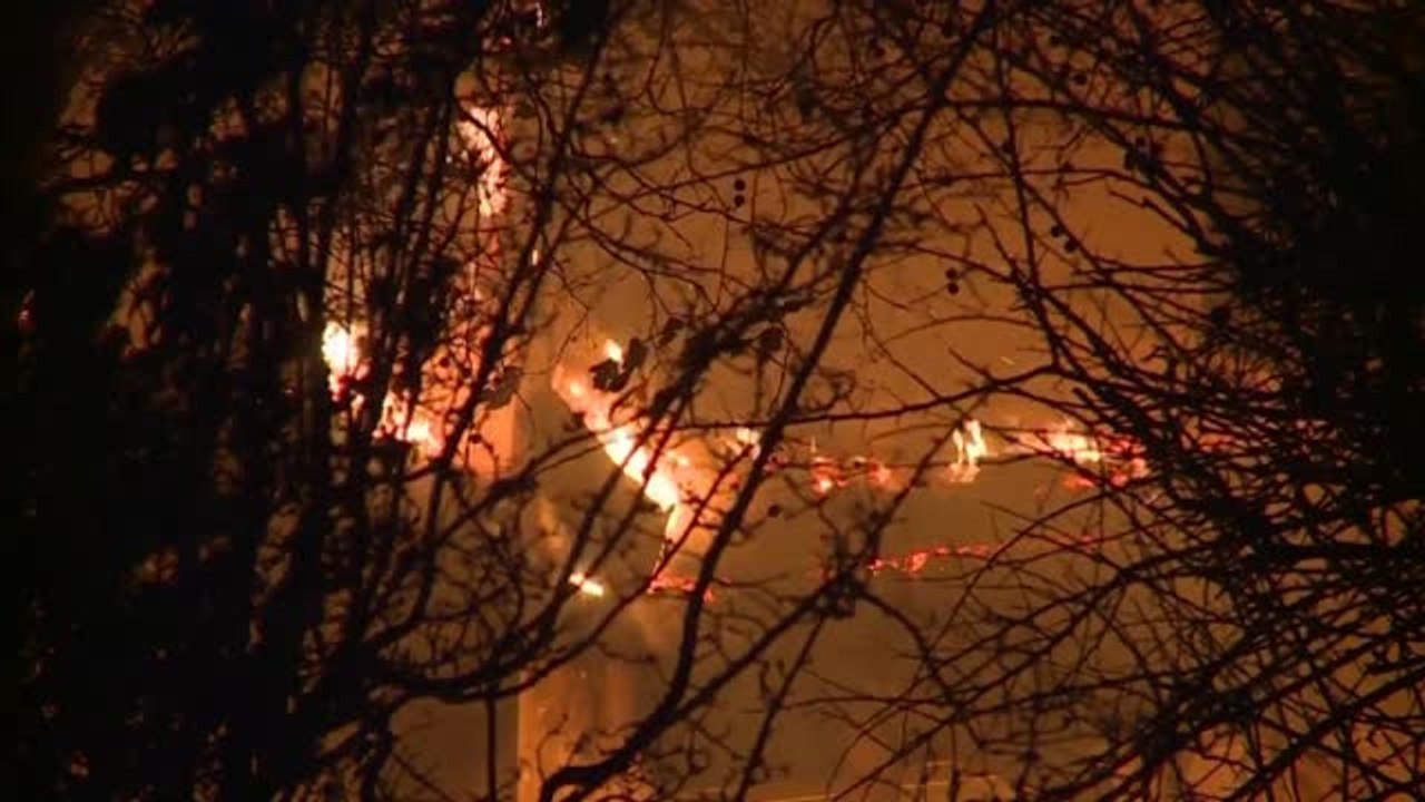 Los incendios forestales a las afueras de Atenas siguen avanzando