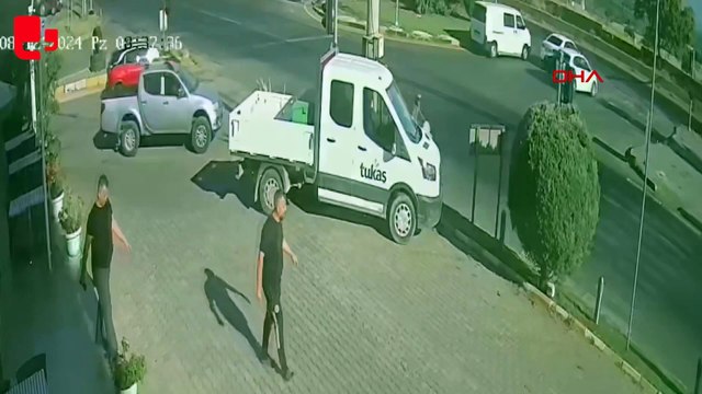 Kırmızı ışıkta geçen TIR araca çarptı. Baba ile kız yaralandı