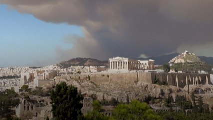 En Grèce, des incendies se rapprochent d'Athènes