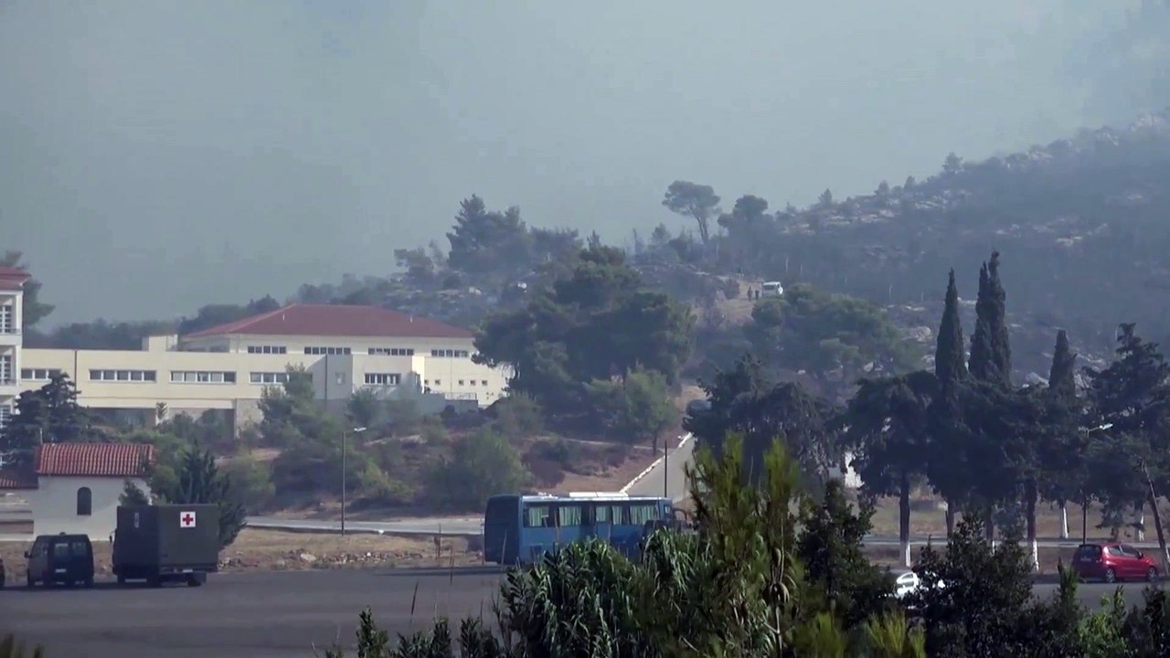 Decenas de miles de personas son evacuadas por incendio que llega a las puertas de Atenas