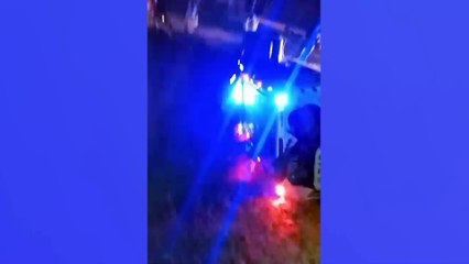 Ambulancia choca y termina dentro de un canal de drenaje en Santa Cruz