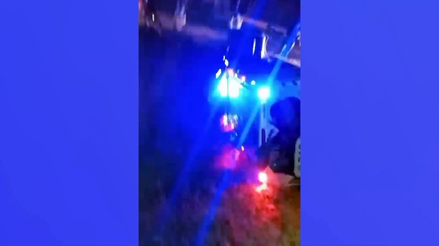 Ambulancia choca y termina dentro de un canal de drenaje en Santa Cruz