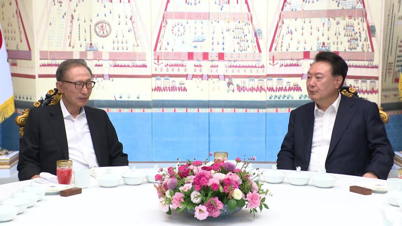 尹, 이명박 전 대통령과 첫 만찬...원전 수출 등 논의 / YTN