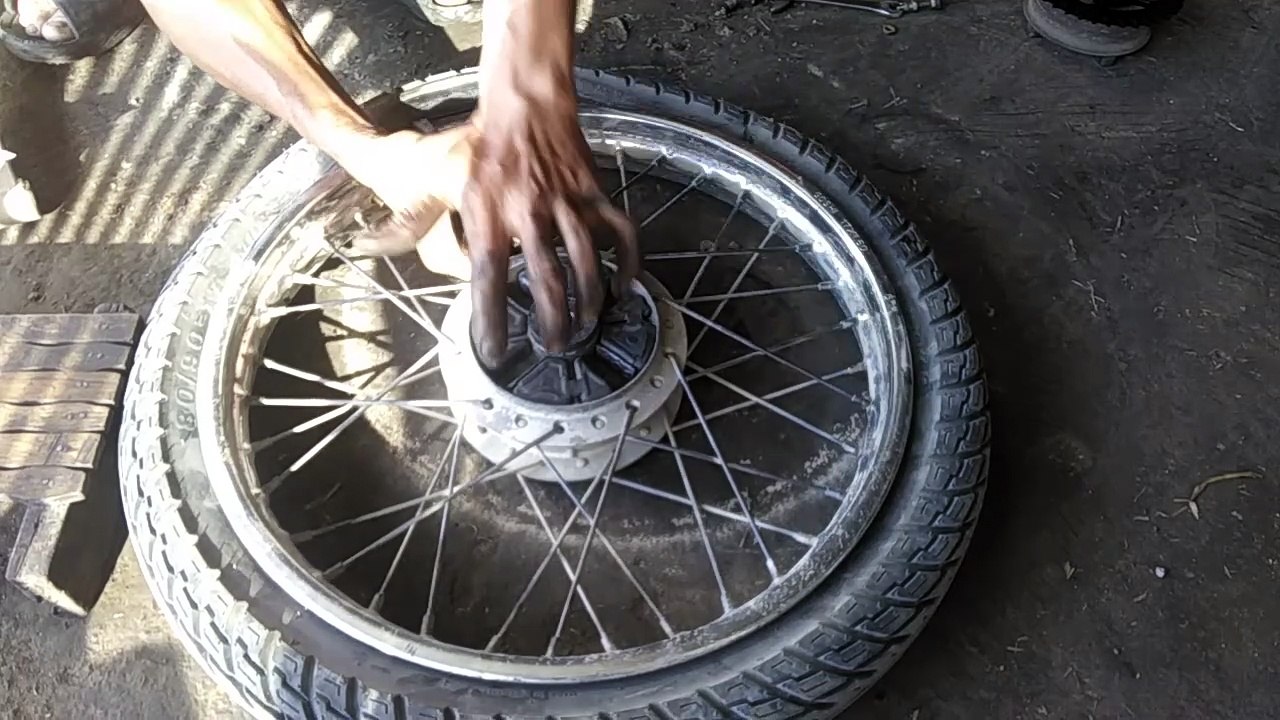how to change motorcycle tire - comment changer un pneu de moto -كيفية تغيير اطارات الدراجات النارية