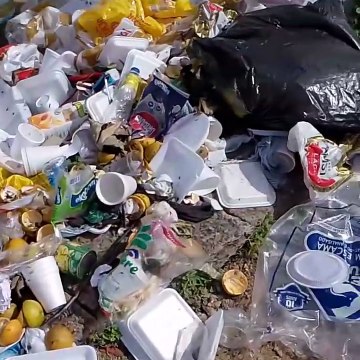 Morador da Boca do Rio denuncia lixo acumulado em rua do bairro