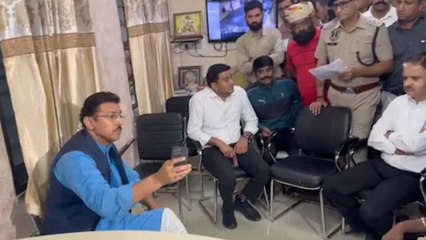 पुलिस सेना की बाप है कहकर: उतरवाए कपड़े की मारपीट
