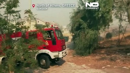 Incêndio com chamas de 25 metros deflagra em Atenas