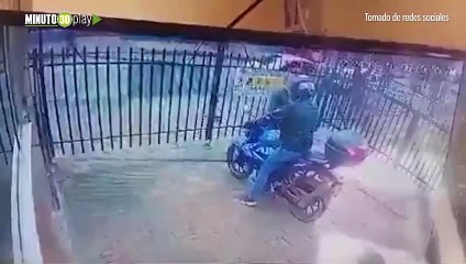 Guardia de seguridad se enfrentó a un robo armado de una motocicleta en Bogotá