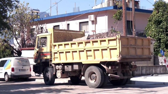 Λαμία: Δυσαρέσκεια σε κατοίκους και επαγγελματίες για τη διαπλάτυνση των πεζοδρομίων στην Καβάφη