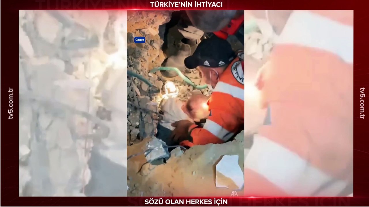 Siyonist İsrail'in Gazze'de vurduğu evin enkazından bir bebek saatler sonra sağ çıkarıldı