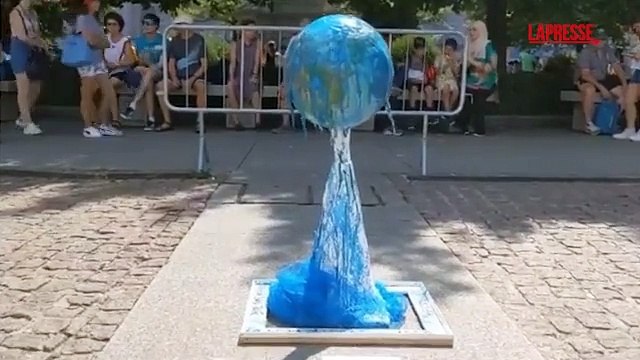 Emergenza climatica, il pianeta Terra che si scioglie in piazza della Scala a Milano