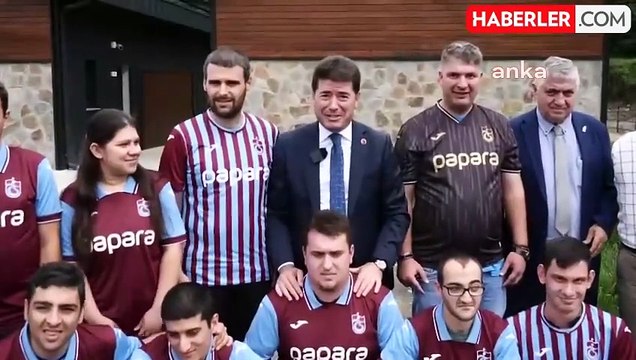 Ortahisar Belediye Başkanı Ahmet Kaya, En Mutlu Köy'deki özel bireylere sürpriz yaparak doğum günü kutlaması yaptı